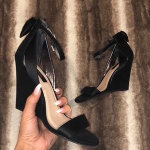 Super cute & dainty Betsey Johnson black bow heels